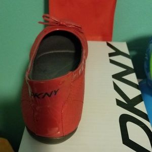 7.5 DKNY in box